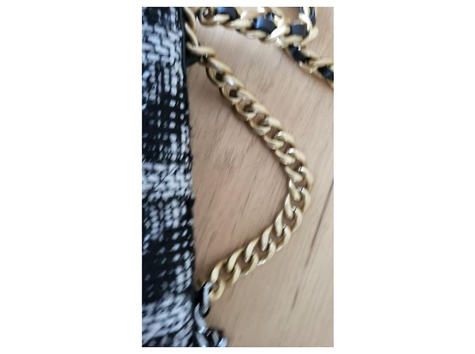 Borsa Chanel 19 in Tweed di Cotone Nero e Bianco - vista 3