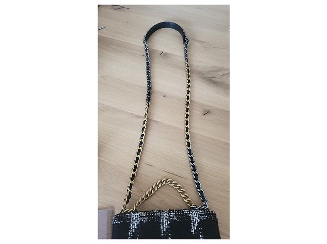 Borsa Chanel 19 in Tweed di Cotone Nero e Bianco - vista 4