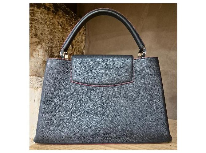 Louis Vuitton Capucines MM Borsa in pelle blu navy - vista 2