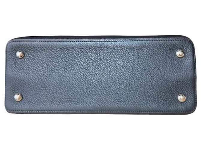 Louis Vuitton Capucines MM Borsa in pelle blu navy - vista 9