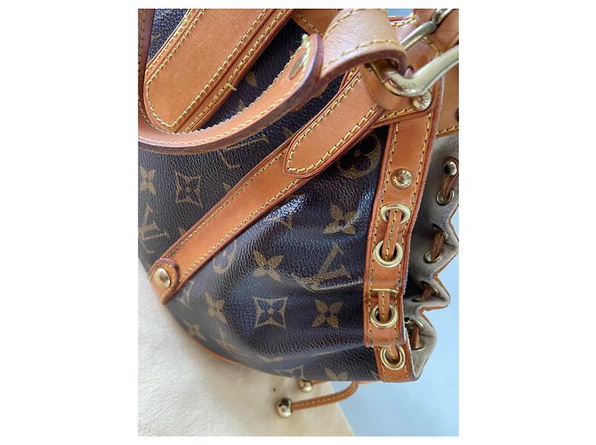 Louis Vuitton Theda Borsa a mano Monogram in pelle marrone - vista 3