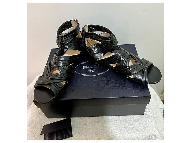 Prada Sandali piatti in pelle plissettata neri Nero - vista 4