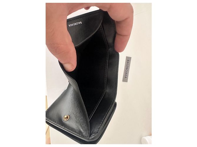 Carteira Tri-Fold Balenciaga em Couro Preto - vista 5