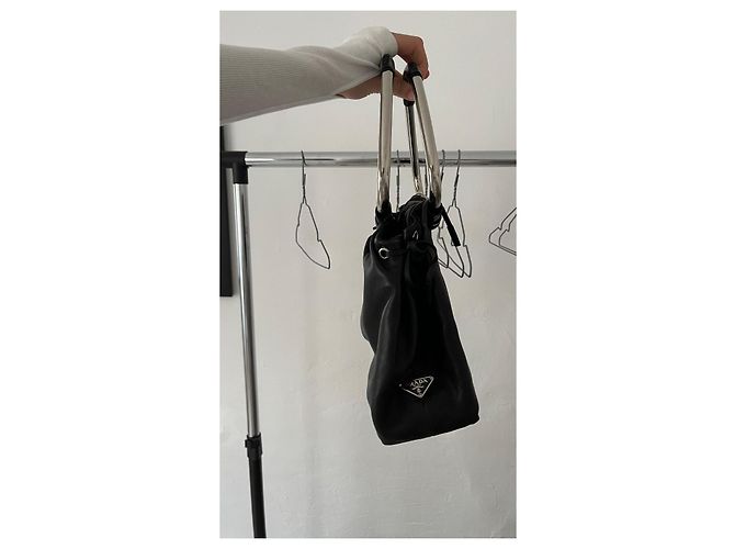 Prada Handtasche mit Metallgriff - Ansicht 6