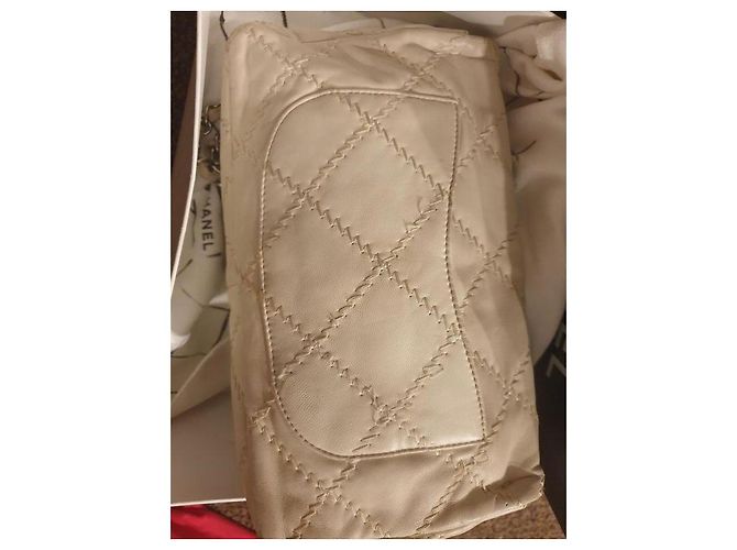 Timeless Borsa a mano Chanel in pelle d'agnello crema Crudo - vista 3