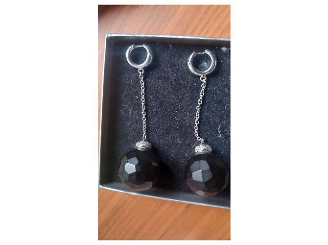 Orecchini Pomellato Victoria in onice nero e diamanti oro bianco - vista 2