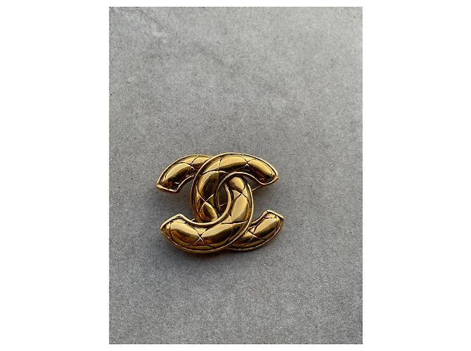 Spilla Chanel CC trapuntata oro D'oro - vista 2