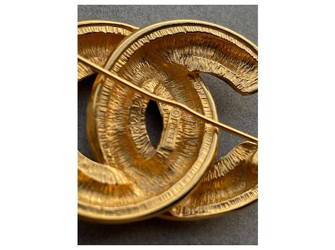 Spilla Chanel CC trapuntata oro D'oro - vista 3