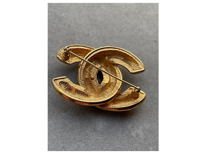 Spilla Chanel CC trapuntata oro D'oro - vista 4