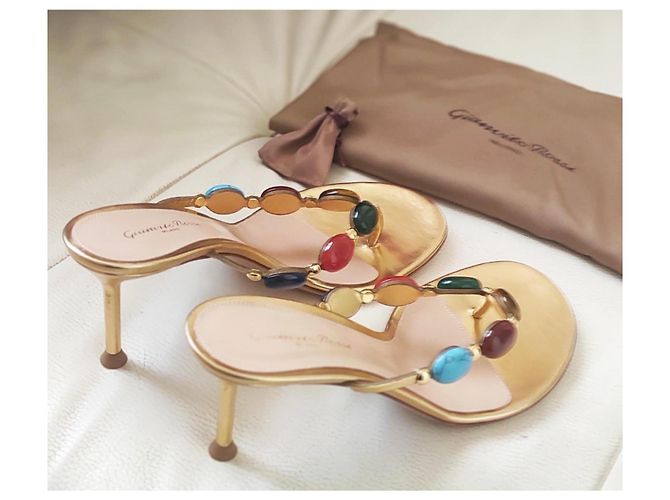 Gianvito Rossi Shanti Thong Dourado - vista 2