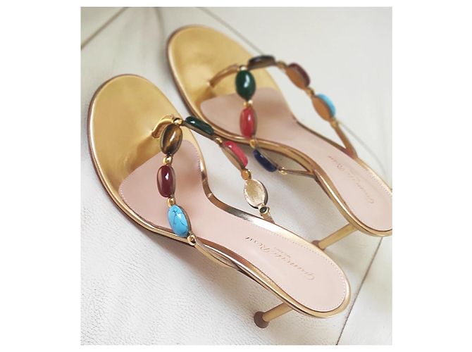 Gianvito Rossi Shanti Thong Dourado - vista 3