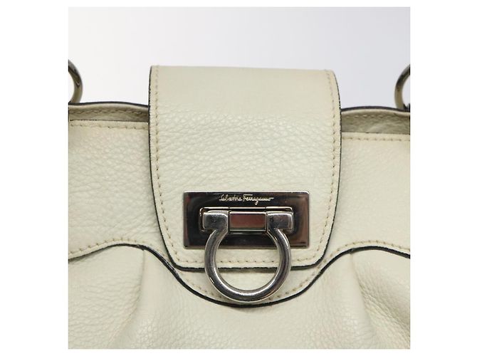 Borsa a Spalla Gancini in Pelle Bianca Argento Auth KD545 di Salvatore Ferragamo Bianco - vista 17