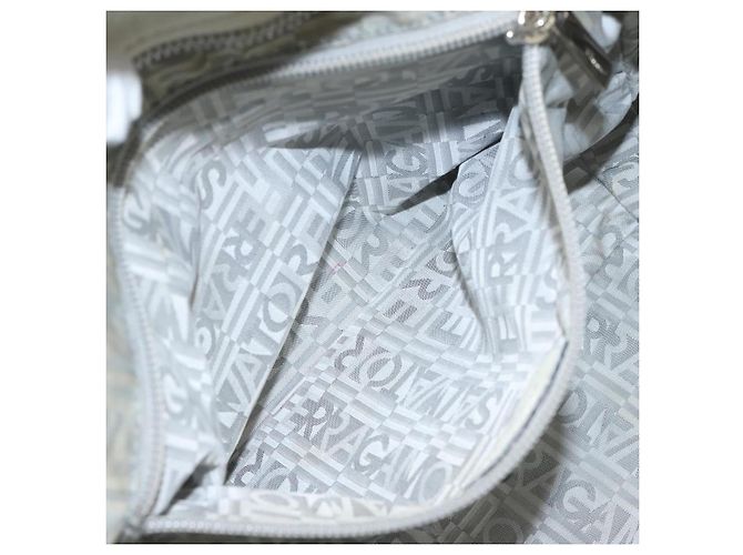 Borsa a Spalla Gancini in Pelle Bianca Argento Auth KD545 di Salvatore Ferragamo Bianco - vista 23