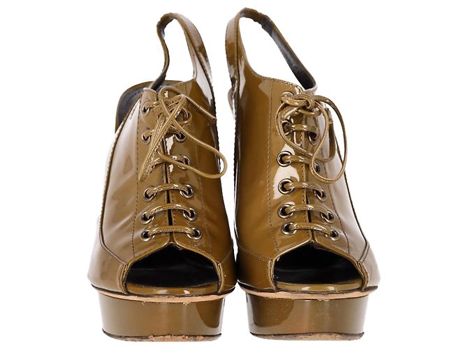 Burberry Slingback-Absätze aus olivgrünem Lackleder - Ansicht 2