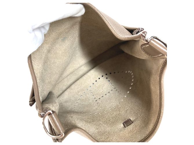 Hermès Bolsa de Ombro Hermes Logo Perfurado Evelyn GM 3 Marrom Taupe - vista 10