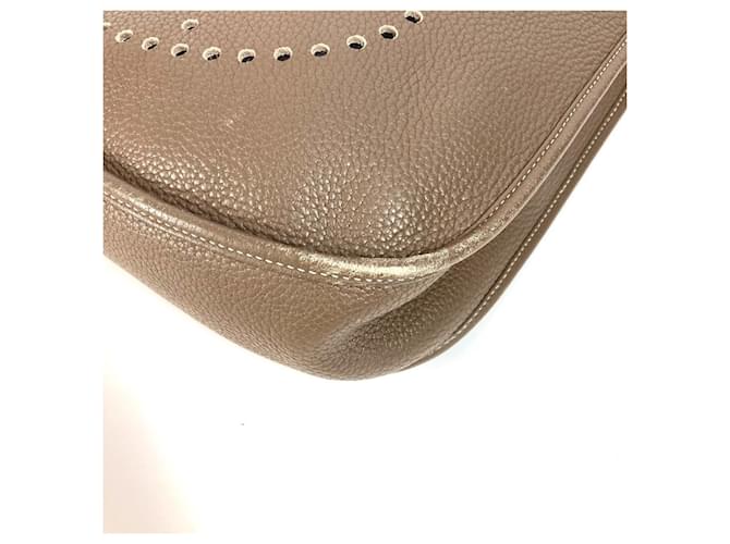 Hermès Bolsa de Ombro Hermes Logo Perfurado Evelyn GM 3 Marrom Taupe - vista 4