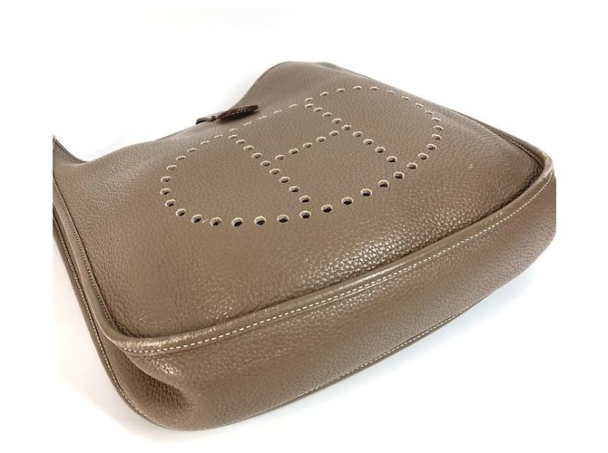 Hermès Bolsa de Ombro Hermes Logo Perfurado Evelyn GM 3 Marrom Taupe - vista 5