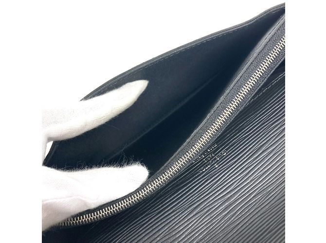 Borsa Clutch Epi Neo Bellaia di Louis Vuitton Nero - vista 14