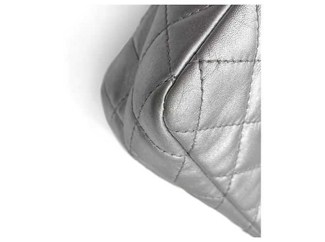 Timeless Chanel Borsa a flap Jumbo in pelle di agnello matelassé a doppio flap classico in argento metallico - vista 11