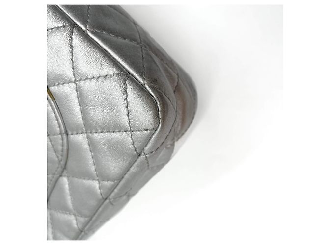 Timeless Chanel Borsa a flap Jumbo in pelle di agnello matelassé a doppio flap classico in argento metallico - vista 14