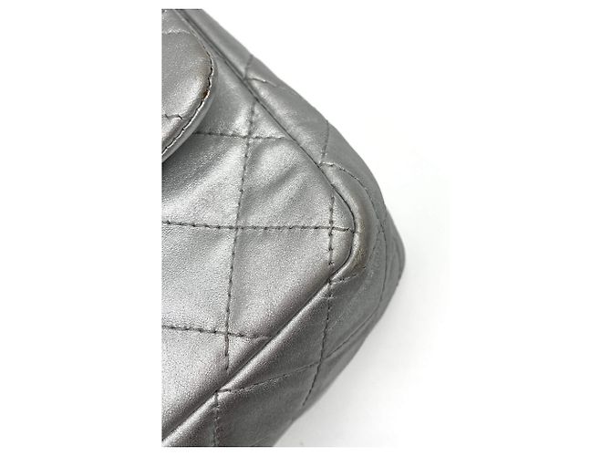 Timeless Chanel Borsa a flap Jumbo in pelle di agnello matelassé a doppio flap classico in argento metallico - vista 15