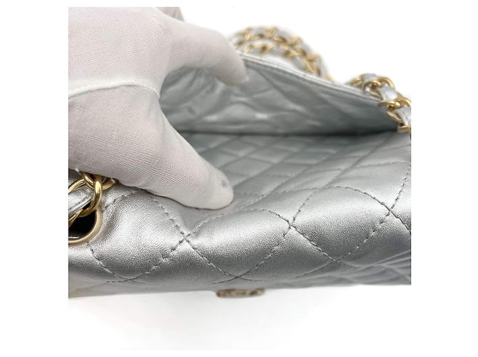 Timeless Chanel Borsa a flap Jumbo in pelle di agnello matelassé a doppio flap classico in argento metallico - vista 19