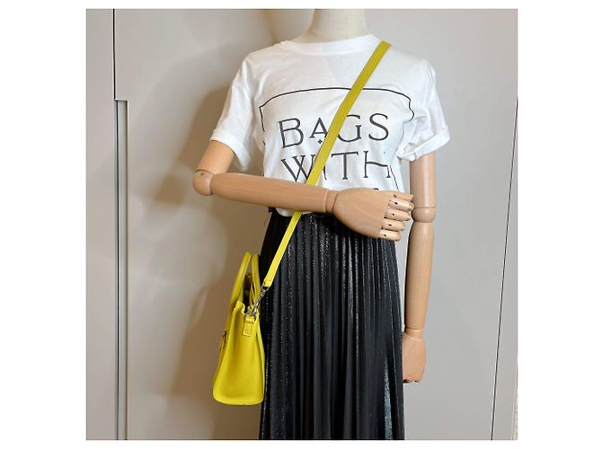 Luggage Céline Borsa tote in pelle di vitello nano drumato 2 vie gialla Giallo - vista 5