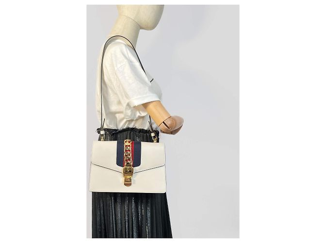 Gucci Bolsa de flap em couro de bezerro Small Sylvie em couro com alça de ombro em web destacável. Off-white Fora de branco - vista 2