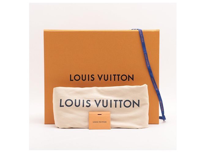 Louis Vuitton Bolsa Capucines PM em couro Taurillon preta com 2 maneiras Preto - vista 15