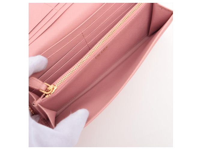 Prada Cartera Larga de Cuero Saffiano Rosa - vista 6