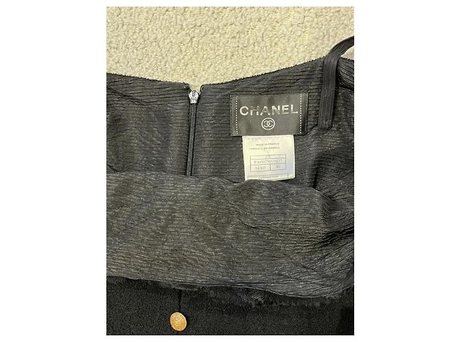 Abito Chanel in velluto nero con bottoni dorati - vista 2