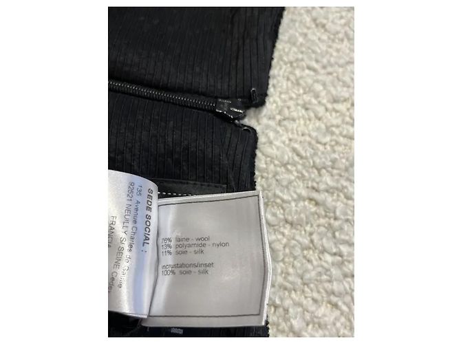 Abito Chanel in velluto nero con bottoni dorati - vista 4