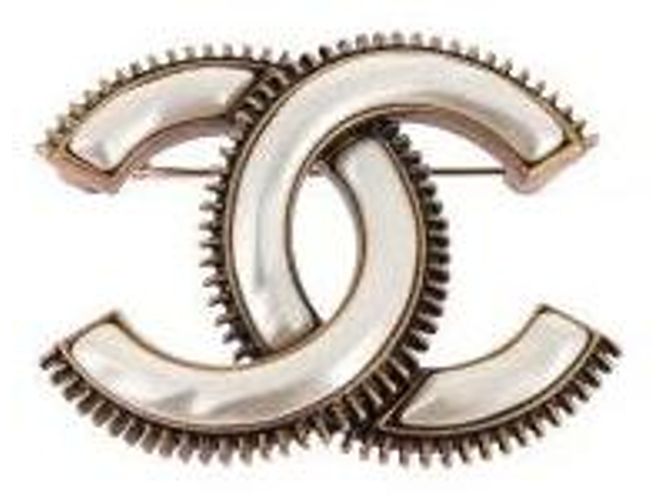 Chanel Doppel-C Brosche Perlmutt Effekt Ecru Weiß - Ansicht 2