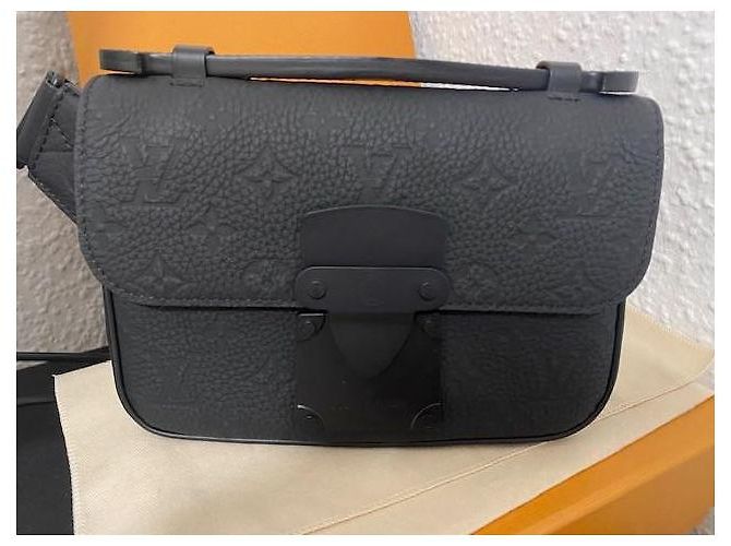 Louis Vuitton Borsa S Lock Messenger Nera in Pelle Taurillon Nero - vista 2
