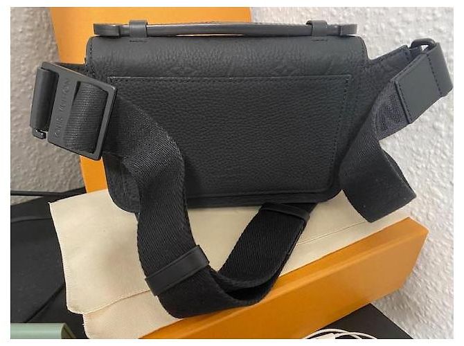 Louis Vuitton Borsa S Lock Messenger Nera in Pelle Taurillon Nero - vista 3
