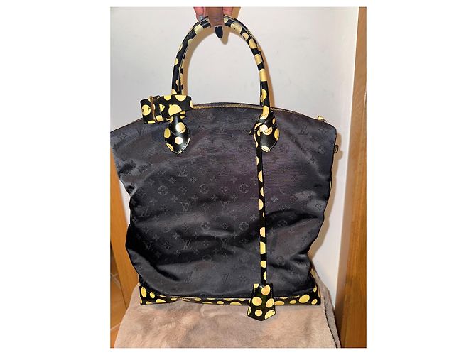 Louis Vuitton x Yayoi Kusama Lockit Vertical MM Nero - vista 3