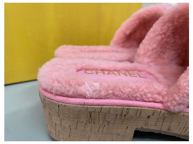 chanel zoccoli in scamosciato e montone rosa - vista 17