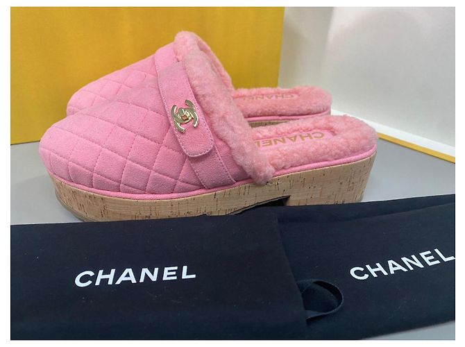 chanel zoccoli in scamosciato e montone rosa - vista 2