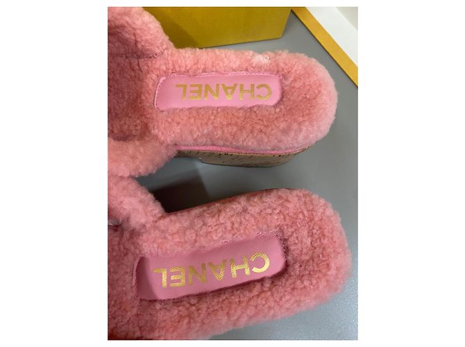 chanel zoccoli in scamosciato e montone rosa - vista 3