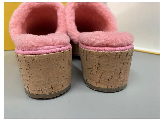 chanel zoccoli in scamosciato e montone rosa - vista 6