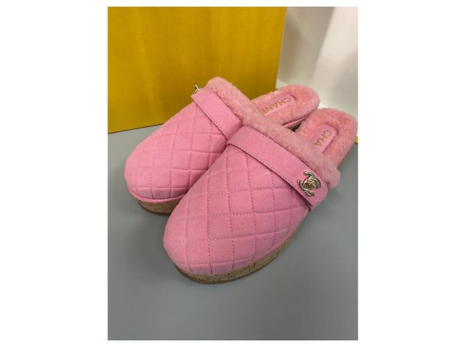 chanel zoccoli in scamosciato e montone rosa - vista 9