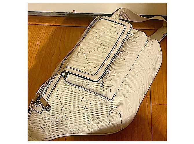 Authentische Gucci Pre-Fall '23 Weiße Leder Jumbo GG Gürteltasche - Ansicht 2