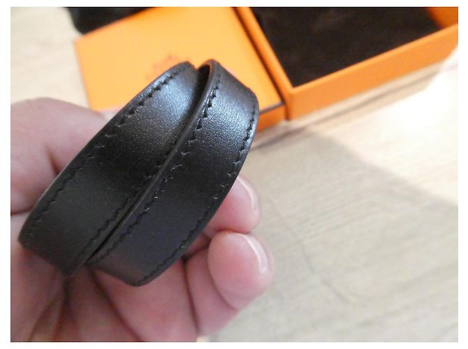 Bracciale Hermès Kelly double tour 36 cm con la sua scatola e pochette in velluto Nero - vista 4