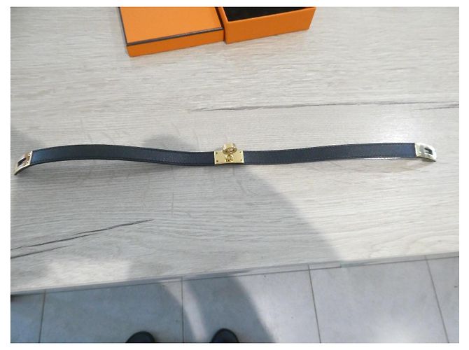 Bracciale Hermès Kelly double tour 36 cm con la sua scatola e pochette in velluto Nero - vista 6