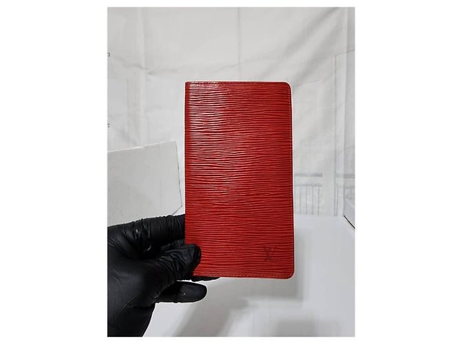Billetera de cheques de cuero Epi Louis Vuitton roja - vista 14