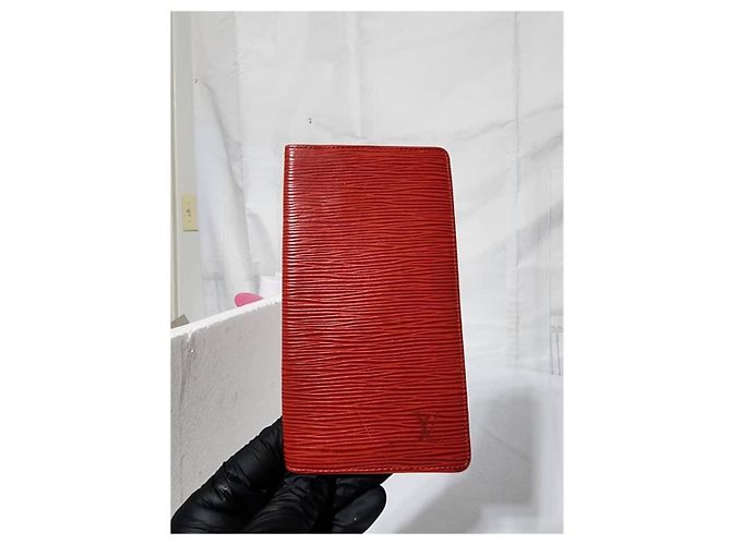 Billetera de cheques de cuero Epi Louis Vuitton roja - vista 2