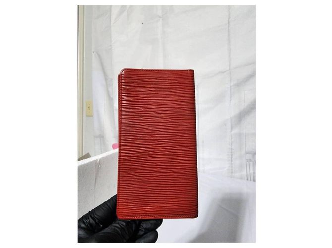 Billetera de cheques de cuero Epi Louis Vuitton roja - vista 4