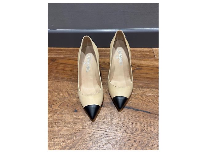 Décolleté Chanel beige in pelle - vista 10