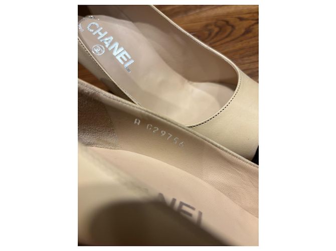 Décolleté Chanel beige in pelle - vista 4