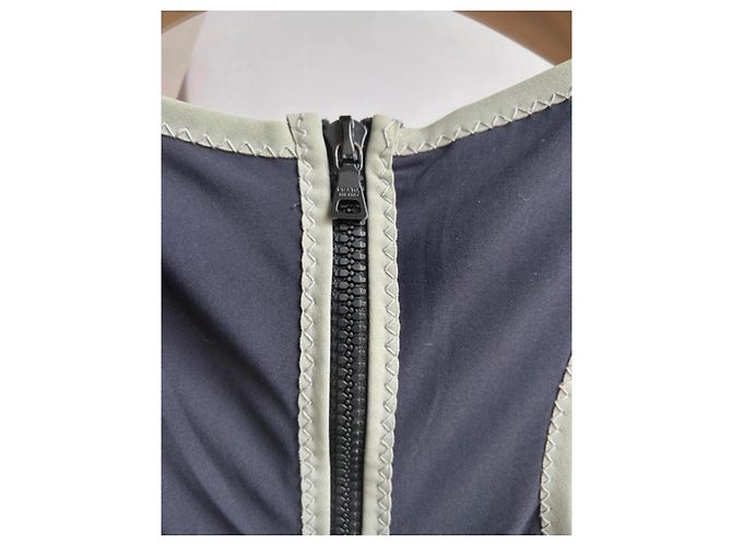 Vestido midi azul marinho Prada com costas nadador e detalhes verdes - vista 3